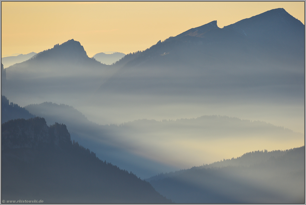 Sonnenstrahlen... Kleinwalsertal *Allgäuer Alpen *, Panoramablick über Bergsilhouetten