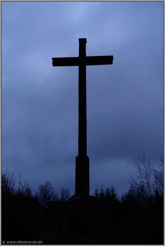 dunkle Wolken ziehen auf... Schiebergkreuz *Balve* im Sauerland