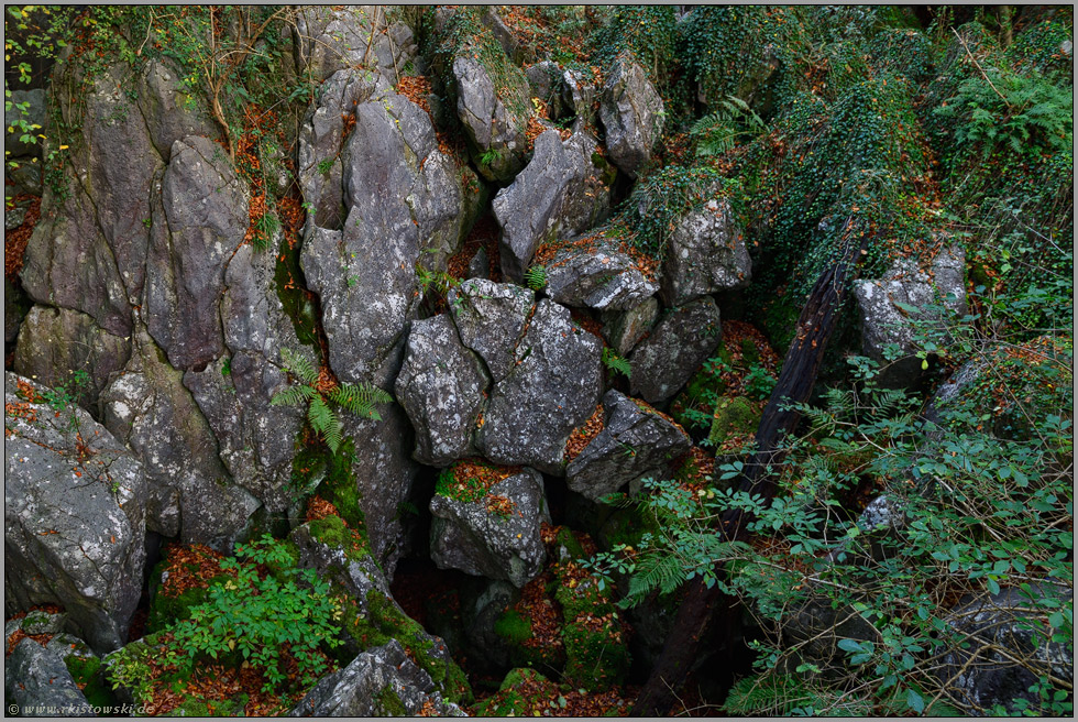 tiefe Klüfte und Spalten... Felsenmeer *Sauerland*, Geotop bei Hemer