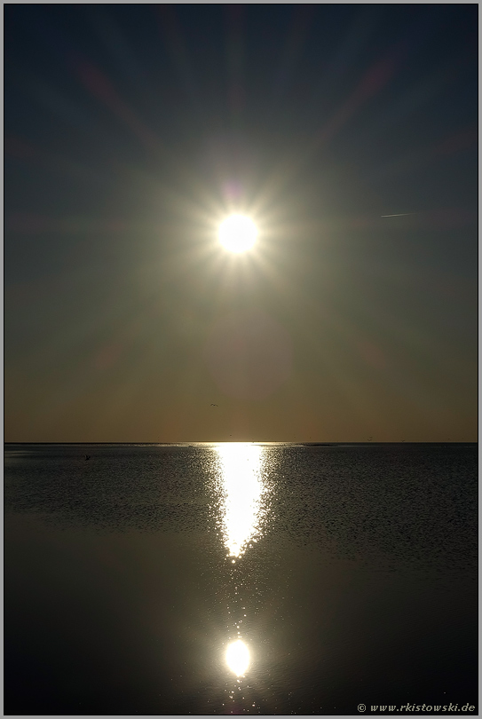 ! Ausrufezeichen !... Sonnenstern *Nordsee* vor Cuxhaven, tiefstehende Sonne spiegelt sich im  Hochwasser des Hamburgerischen Wattenmeeres in der Helgoländer Buch
